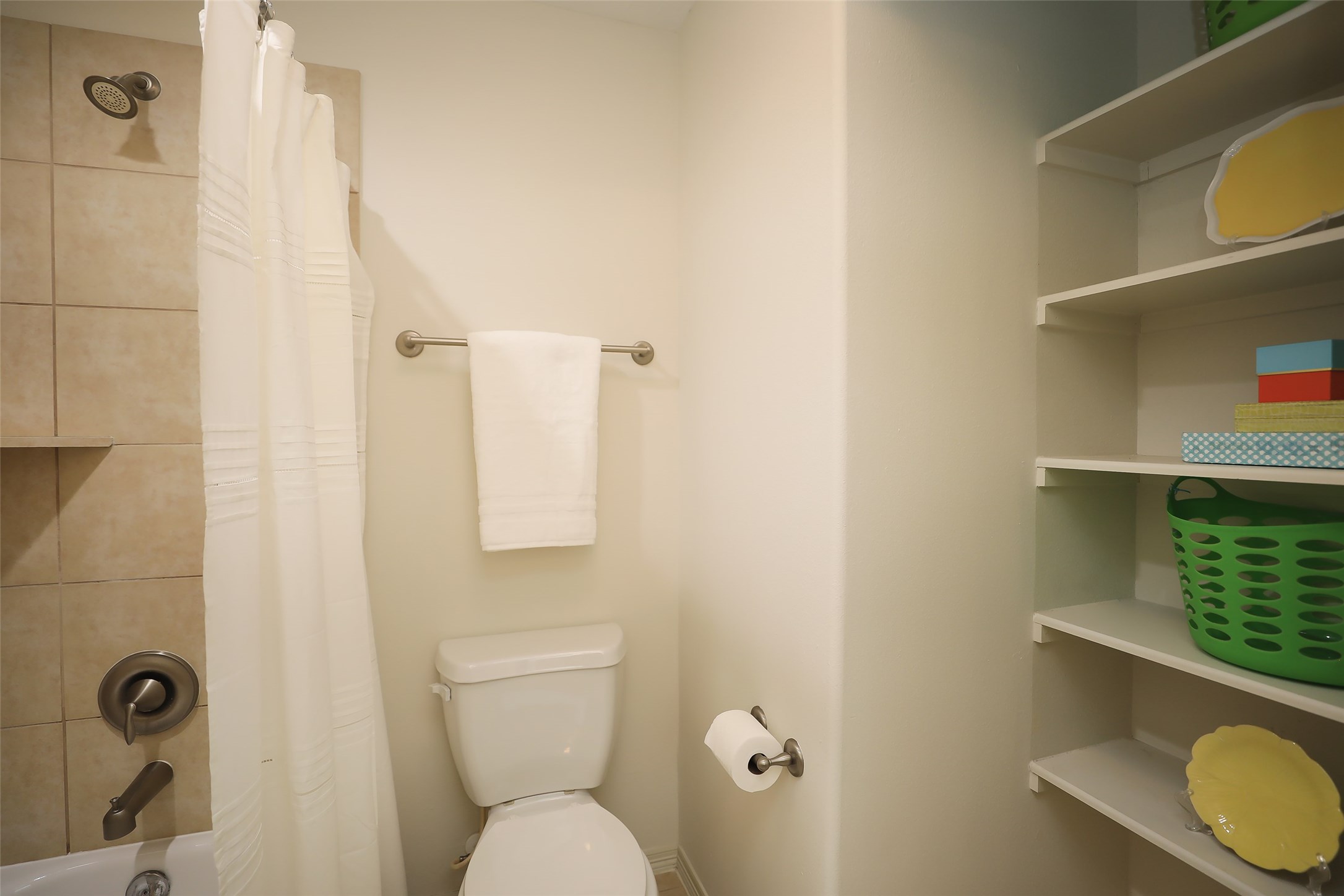 1311 Bingham Street, Unit B Houston, TX 77007 - Photo 28 of 29 a bathroom with a toilet and a shower