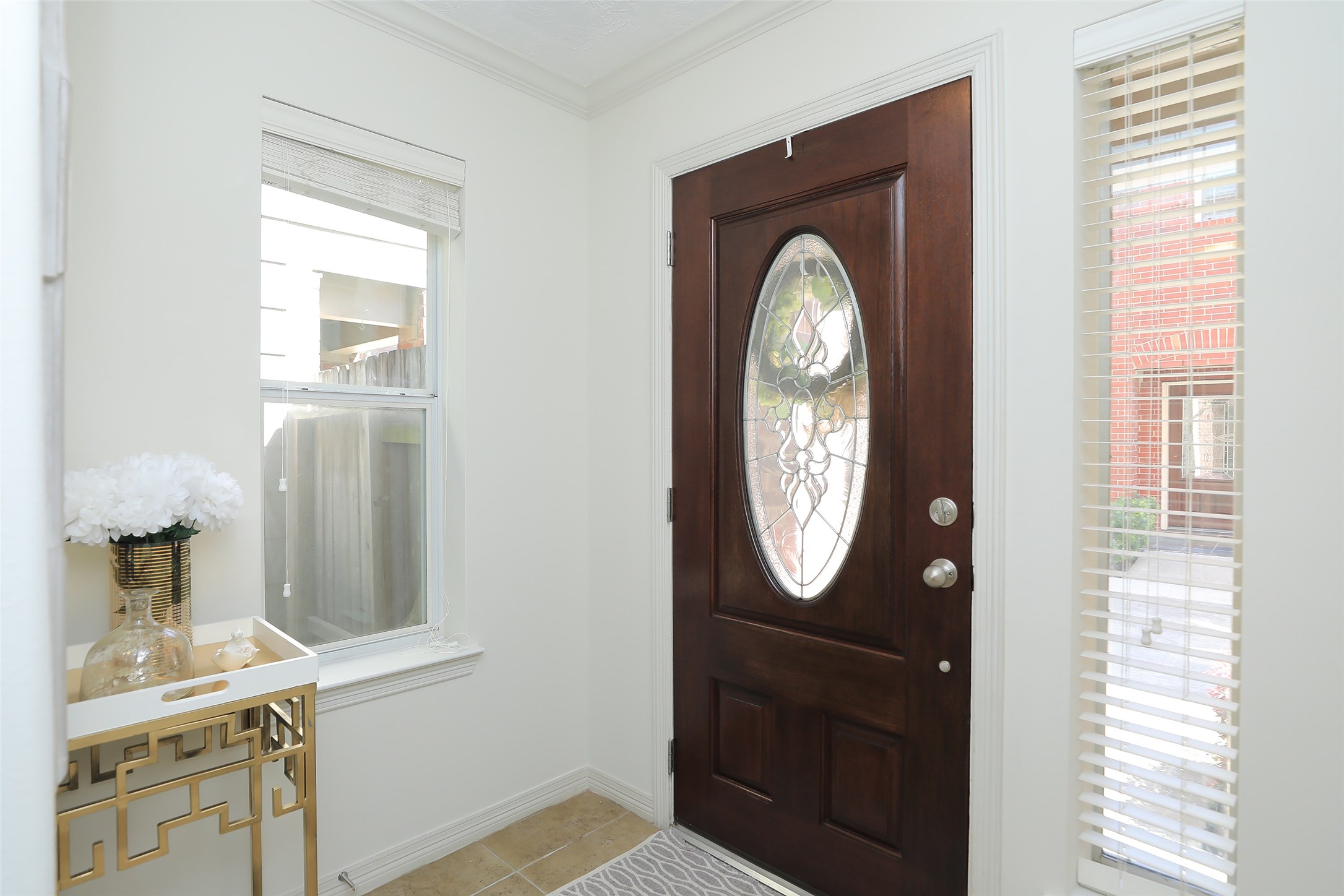 1311 Bingham Street, Unit B Houston, TX 77007 - Photo 4 of 29 a front view of a house with washer and dryer