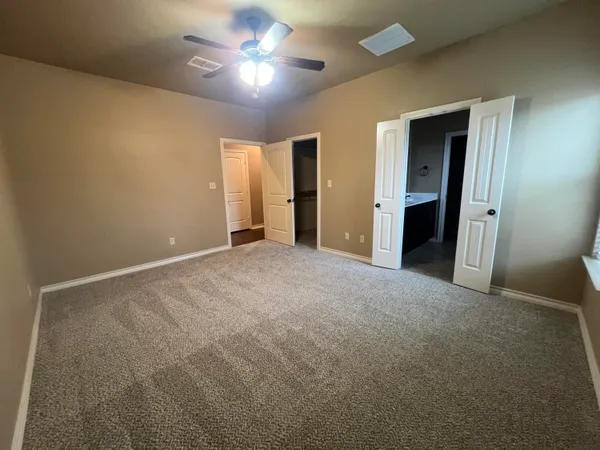 a view of empty room with a ceiling fan