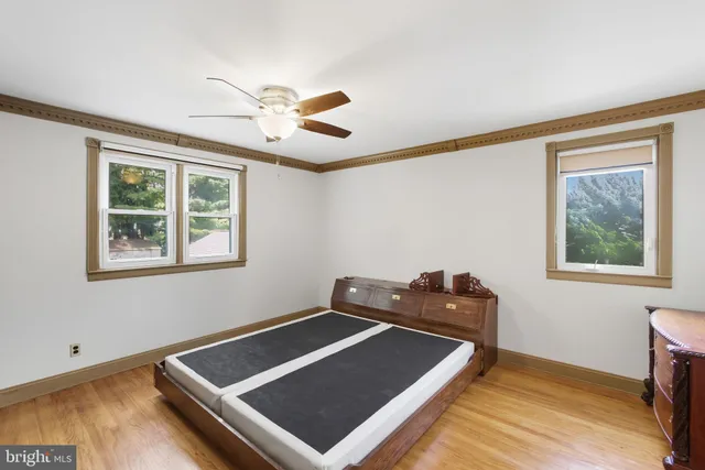 a view of a livingroom with furniture