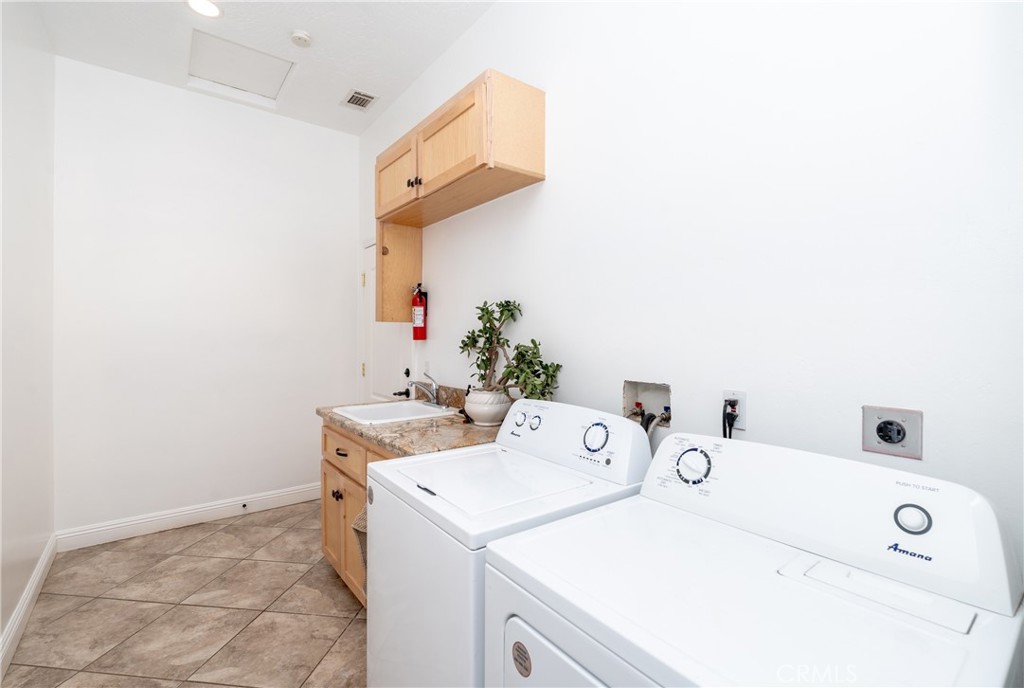 1830 Calaveras Road Pinon Hills, CA 92372 - Photo 25 of 38 a utility room with dryer and washer
