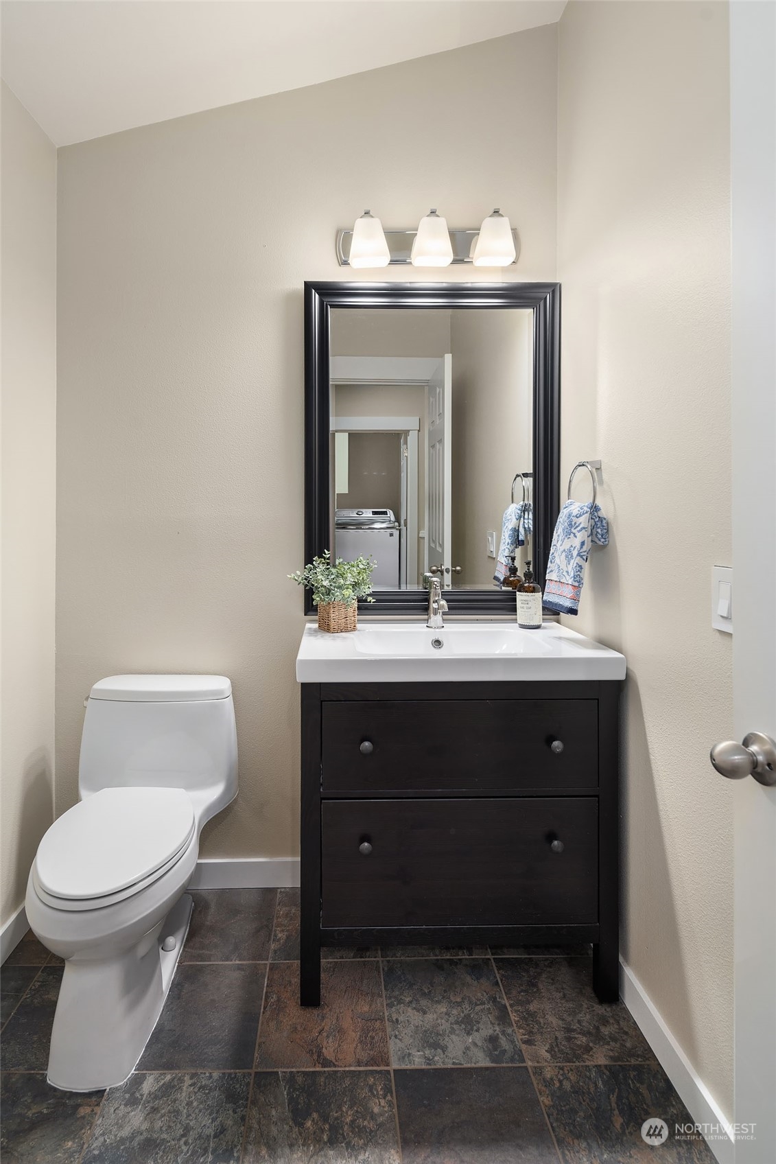 18651 Northeast 55th Way, Unit PP Redmond, WA 98052 - Photo 17 of 35 a bathroom with a toilet a sink and mirror