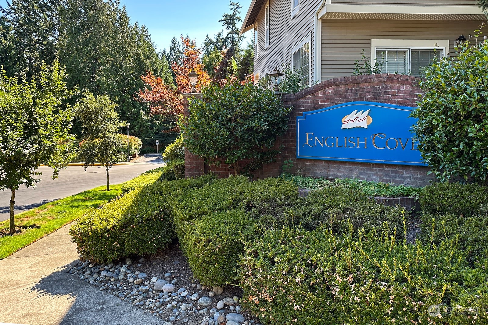 18651 Northeast 55th Way, Unit PP Redmond, WA 98052 - Photo 33 of 35 a view of a back yard of the house