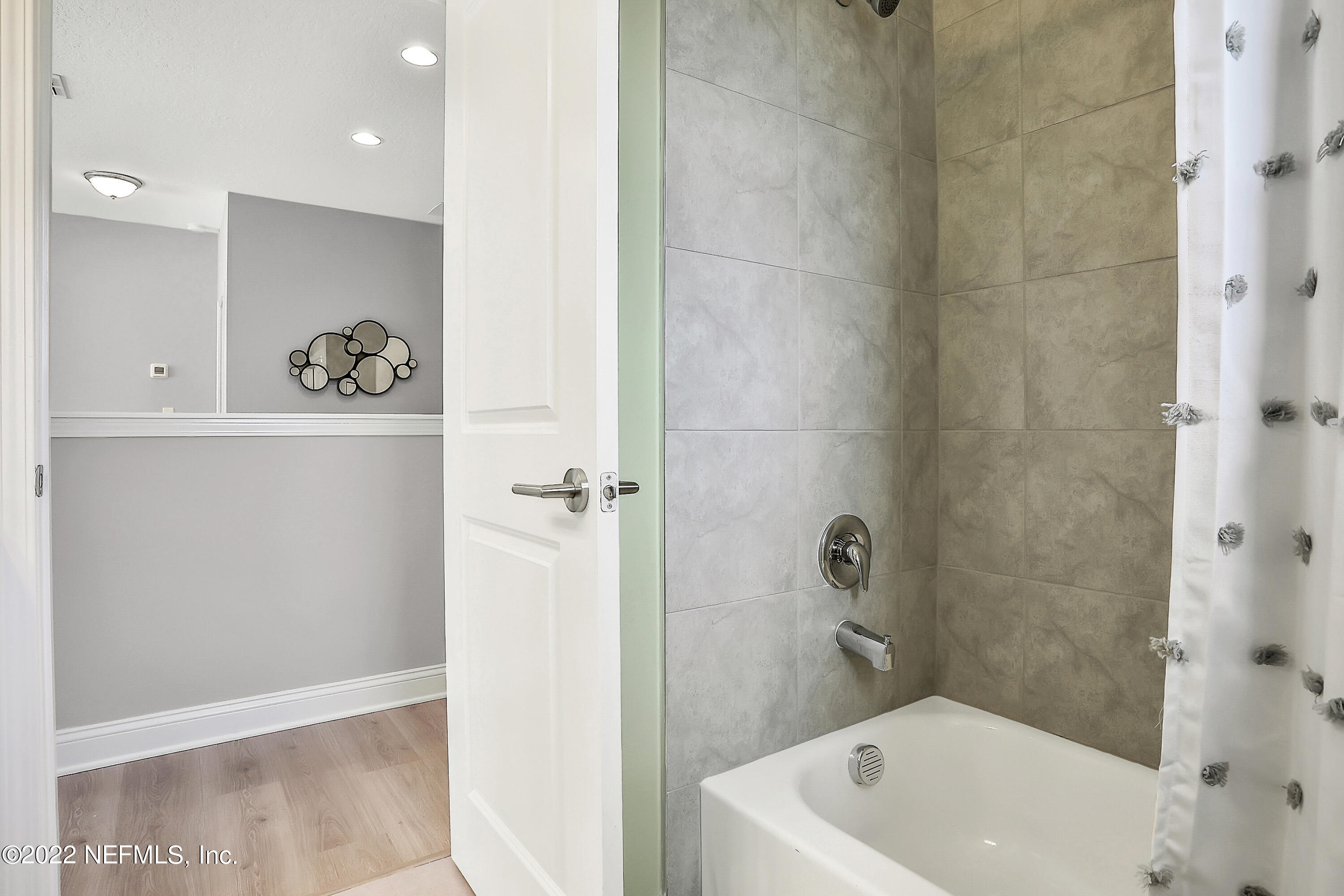 117 Crew Court St. Augustine, FL 32092 - Photo 32 of 64 a bathroom with a bathtub