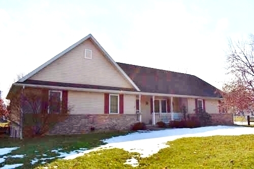 25109 Indian Ridge Road Sterling, IL 61081 - Photo 2 of 34 a front view of a house with a yard