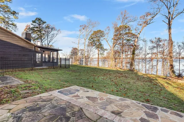 a view of a yard with a house