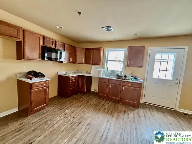 $1,975 | 10 Railroad Avenue, East Bangor, PA 18013