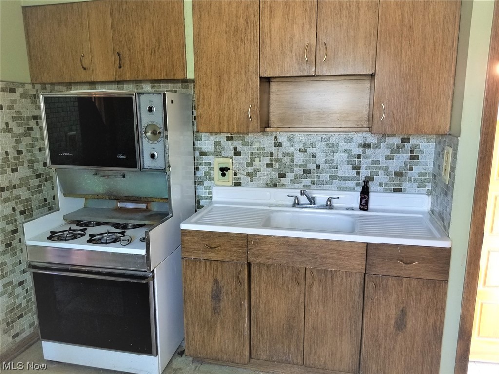 17207 Martha Road Cleveland, OH 44135 - Photo 3 of 28 Kitchen