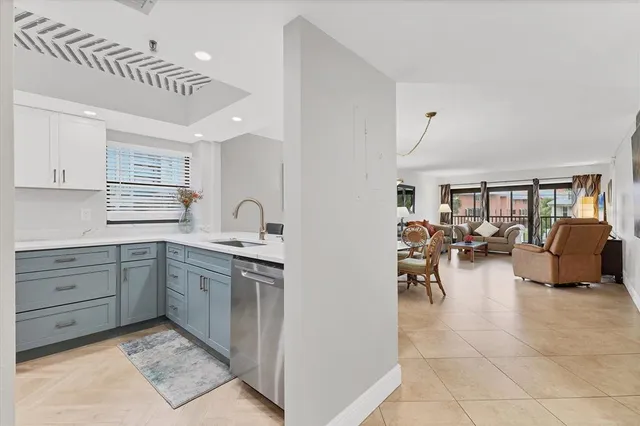 $700,000 | 1001 Benjamin Franklin Drive, Unit 201, Sarasota, FL 34236