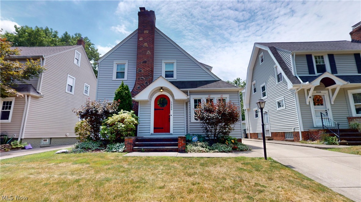View of front of home featuring a front lawn