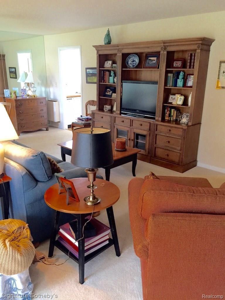 4045 West Maple Road, Unit 101 Bloomfield Hills, MI 48301 - Photo 4 of 16 Living Room to Dining Room