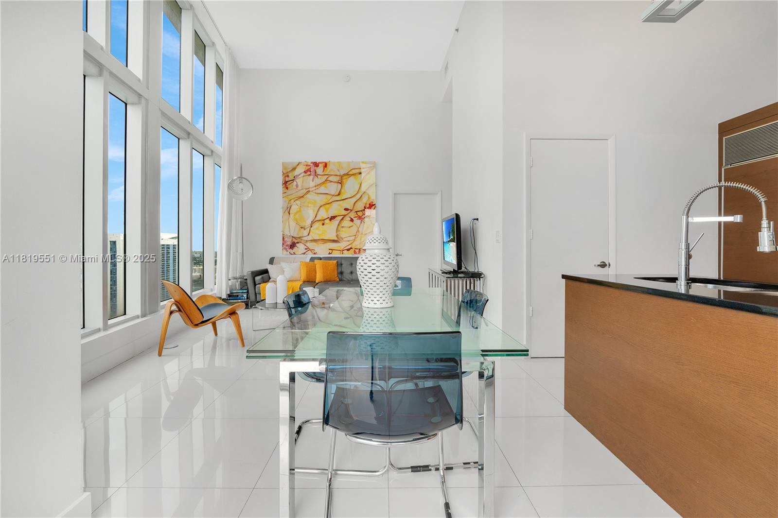 485 Brickell Avenue, Unit 4004 Miami, FL 33131 - Photo 3 of 22 a living room with furniture and next to a window