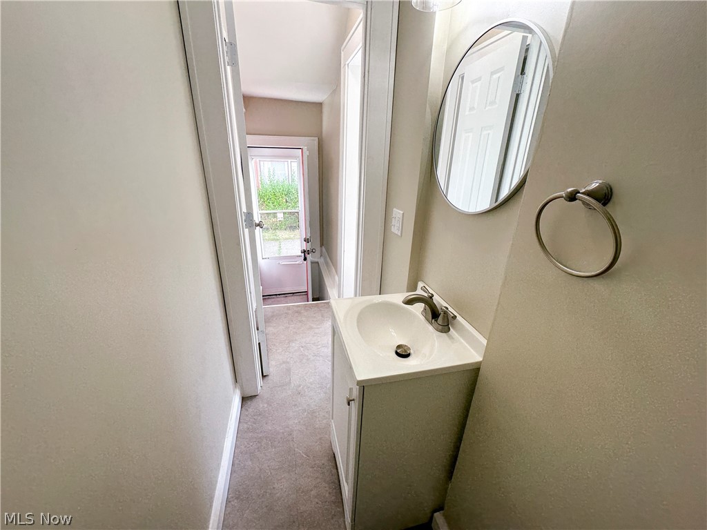 3079 Kiwatha Road Youngstown, OH 44511 - Photo 13 of 27 Half bathroom with vanity