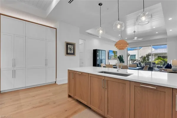 a large kitchen with kitchen island a large island in it