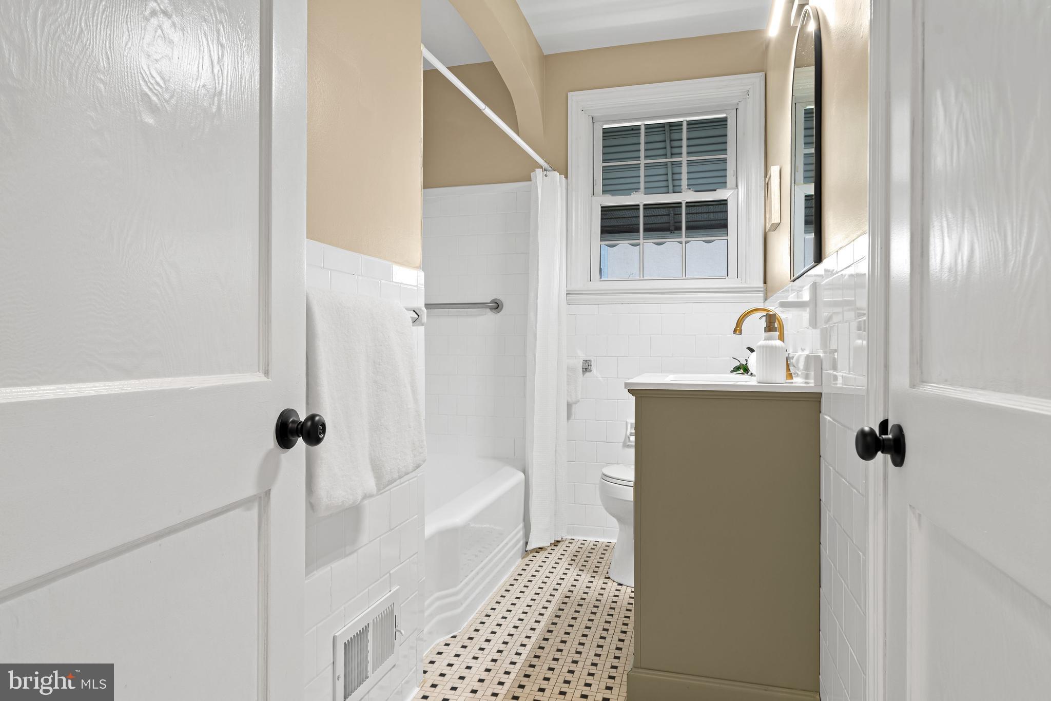 214 West Arundel Road Baltimore, MD 21225 - Photo 14 of 30 Bathroom 1 - Main Level