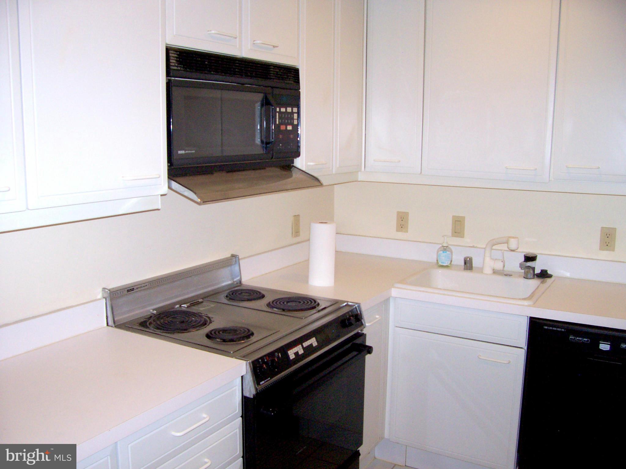 3801 Canterbury Road, Unit 407 Baltimore, MD 21218 - Photo 3 of 16 Kitchen