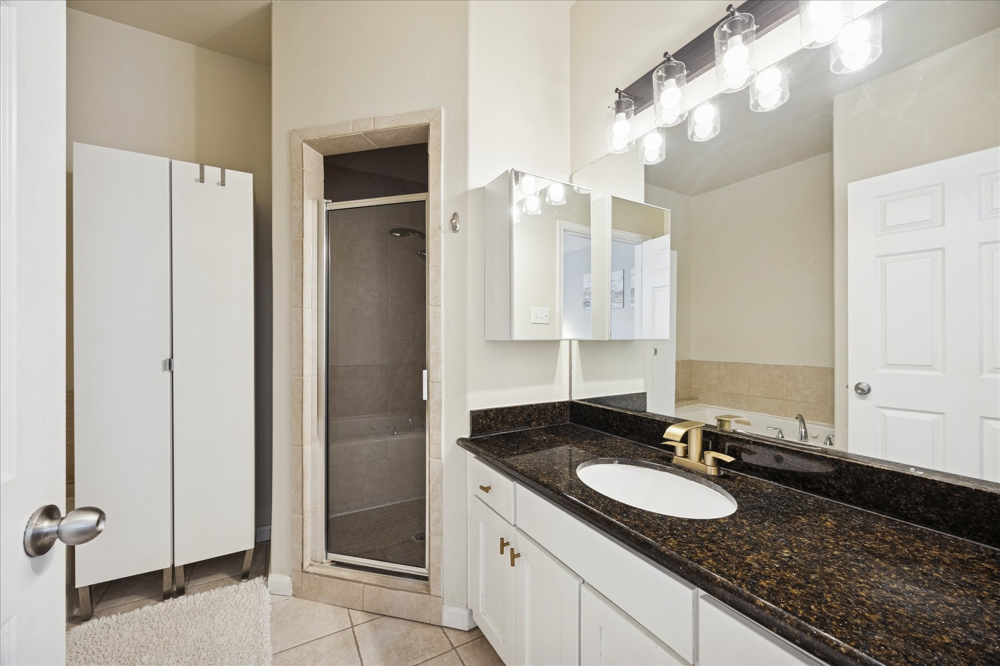 4411 Koehler Street, Unit E Houston, TX 77007 - Photo 12 of 22 Primary Bathroom