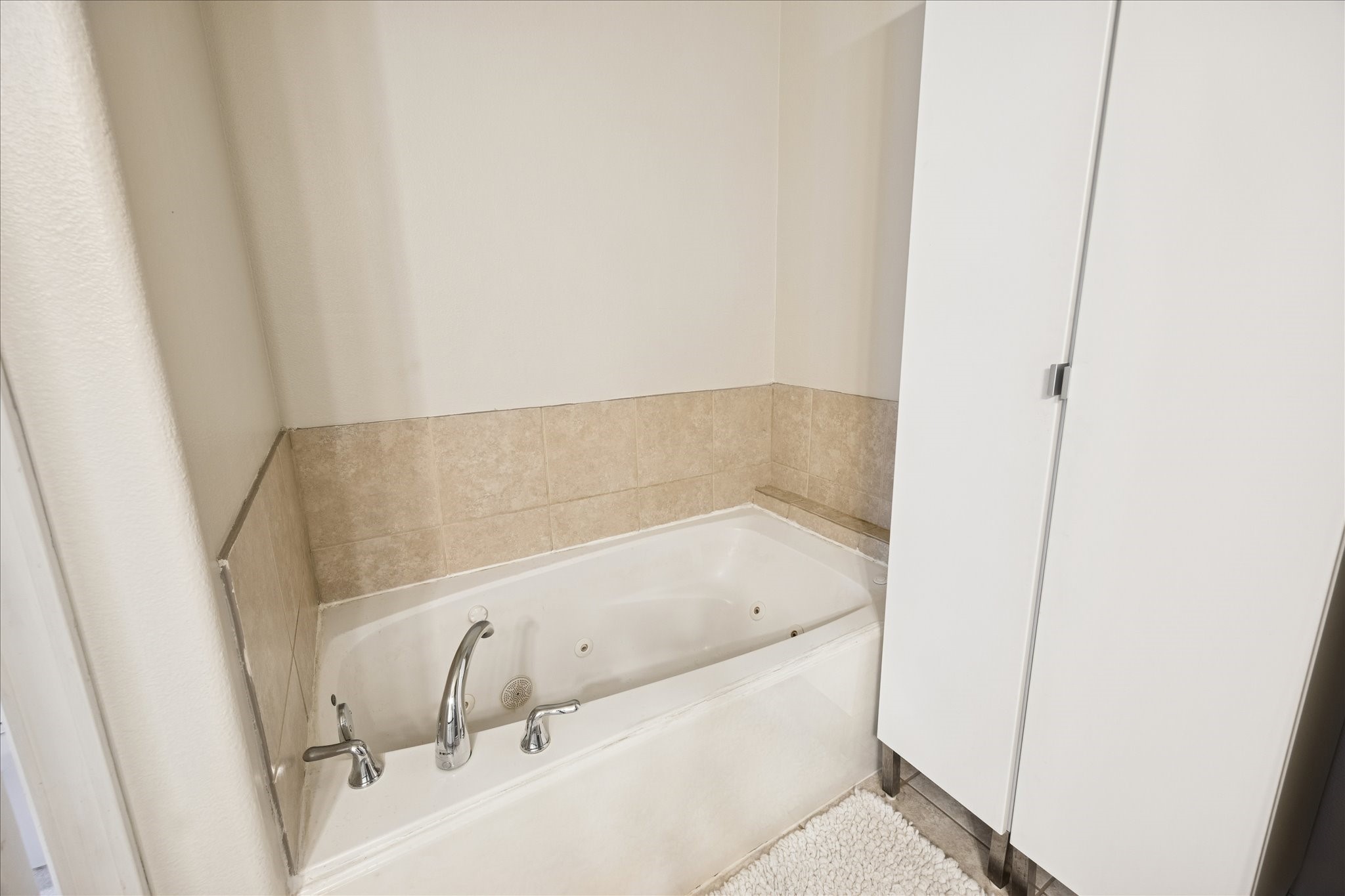 4411 Koehler Street, Unit E Houston, TX 77007 - Photo 13 of 22 Primary Bathtub