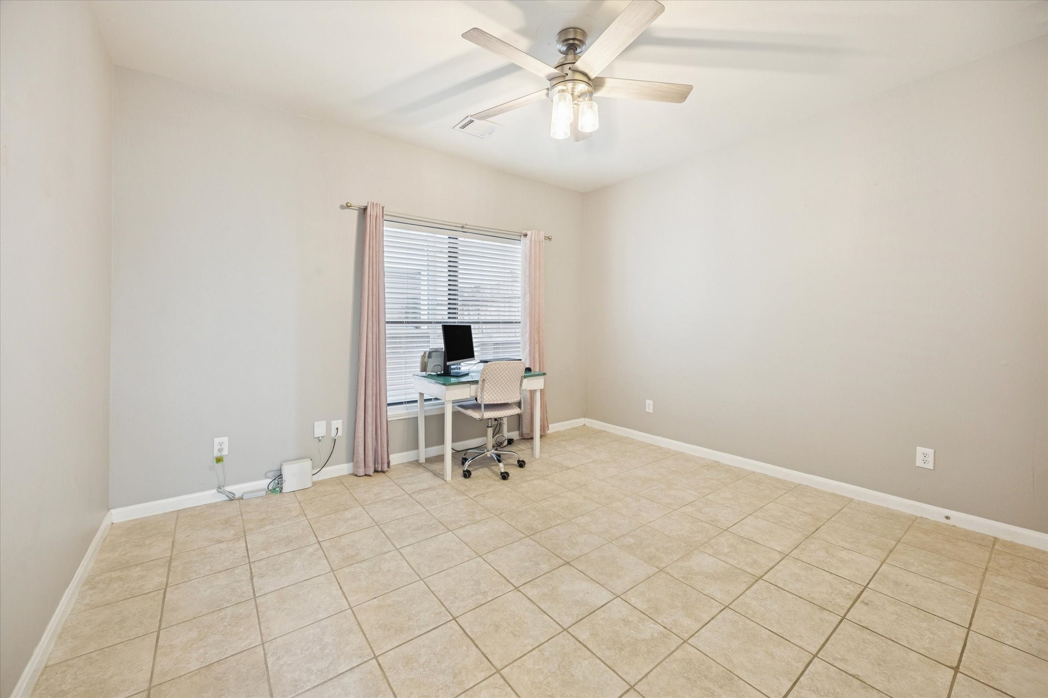 4411 Koehler Street, Unit E Houston, TX 77007 - Photo 16 of 22 1st level Secondary Bedroom