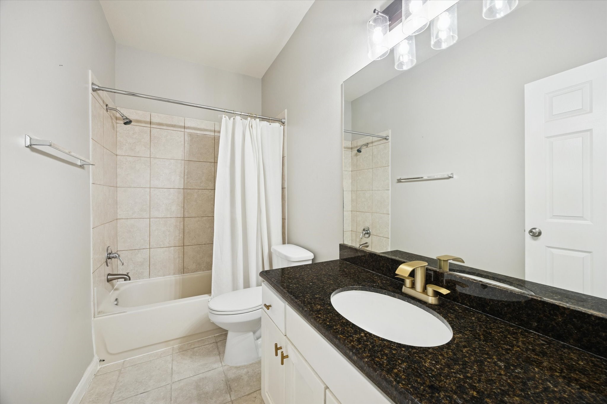 4411 Koehler Street, Unit E Houston, TX 77007 - Photo 17 of 22 1st level Secondary Bathroom