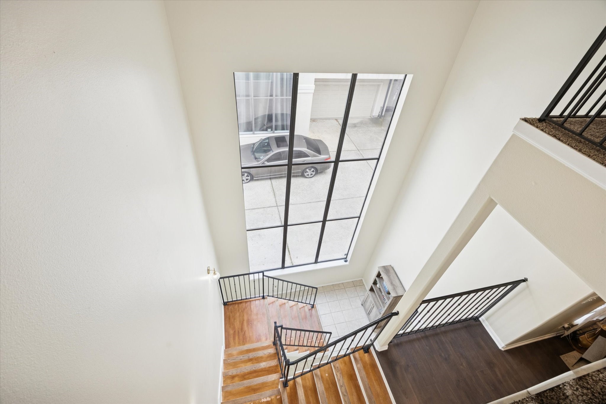 4411 Koehler Street, Unit E Houston, TX 77007 - Photo 18 of 22 View of Foyer from 3rd level (large window for natural light)