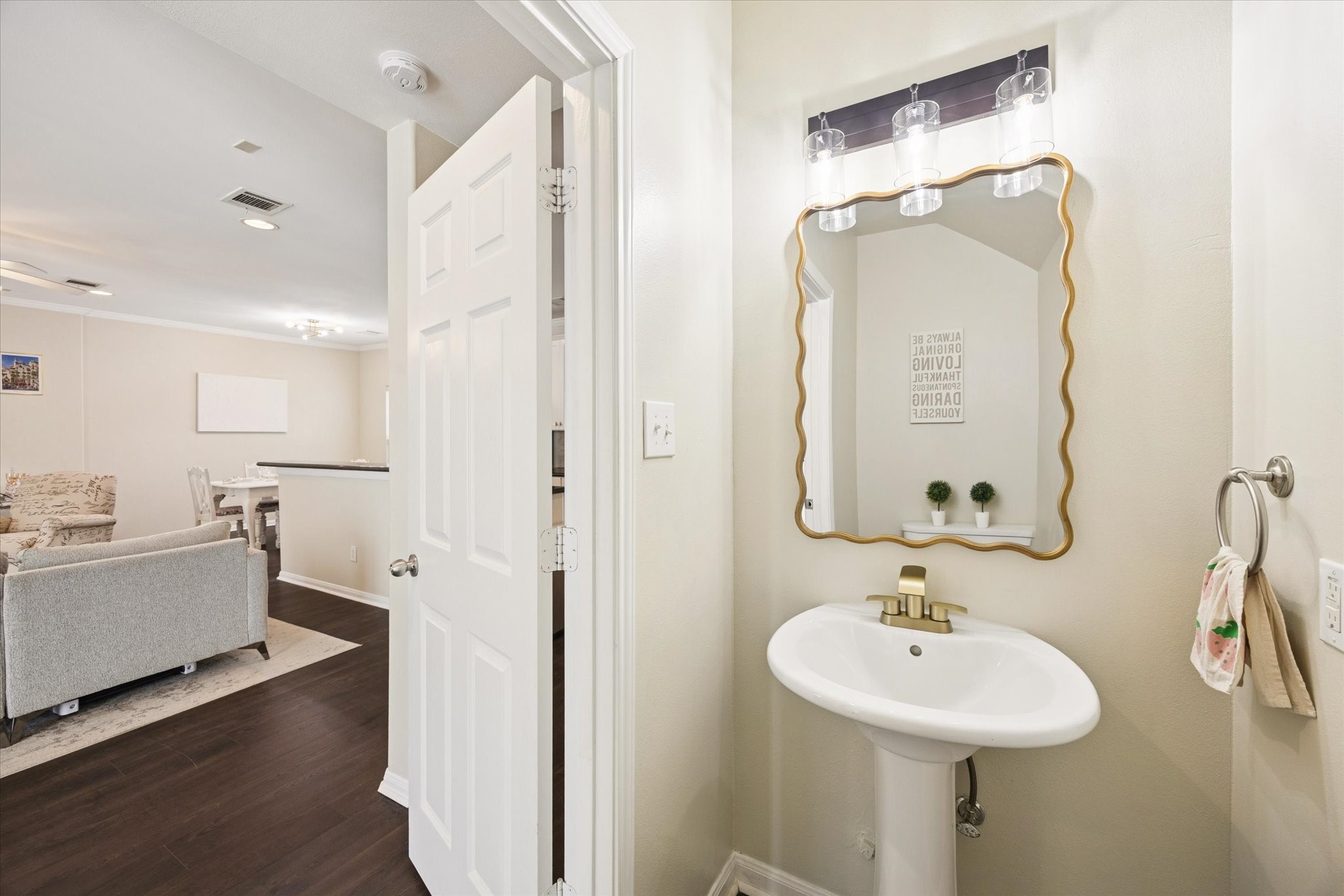 4411 Koehler Street, Unit E Houston, TX 77007 - Photo 9 of 22 2nd level half bath off the living area