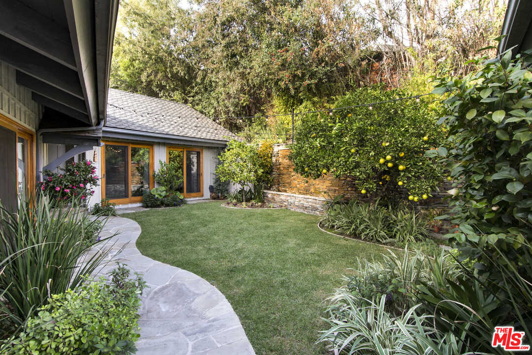 8027 Briar Summit Drive Los Angeles, CA 90046 - Photo 37 of 43