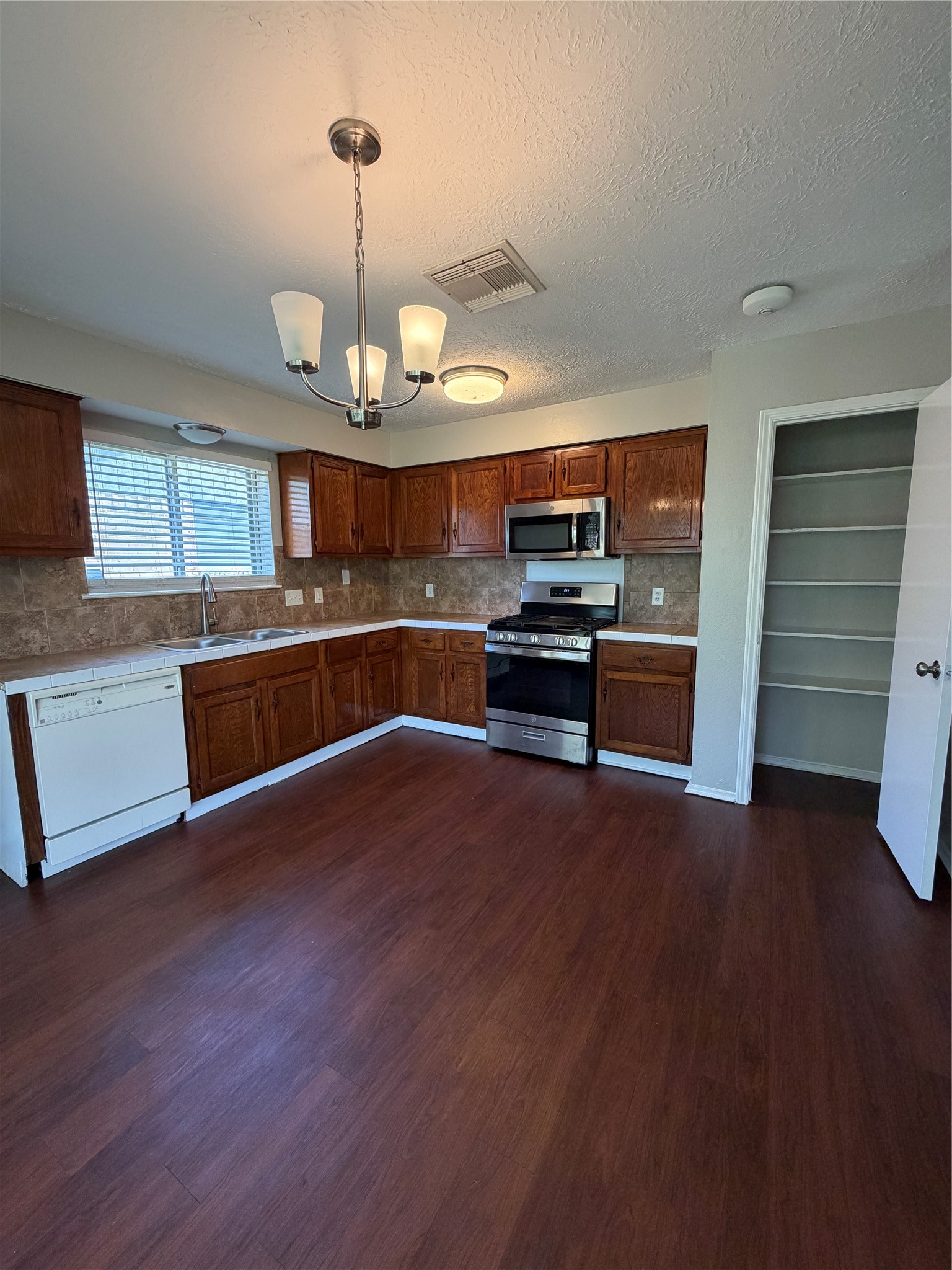 45 Ranch House Loop Angleton, TX 77515 - Photo 7 of 17 Gallery Image 7