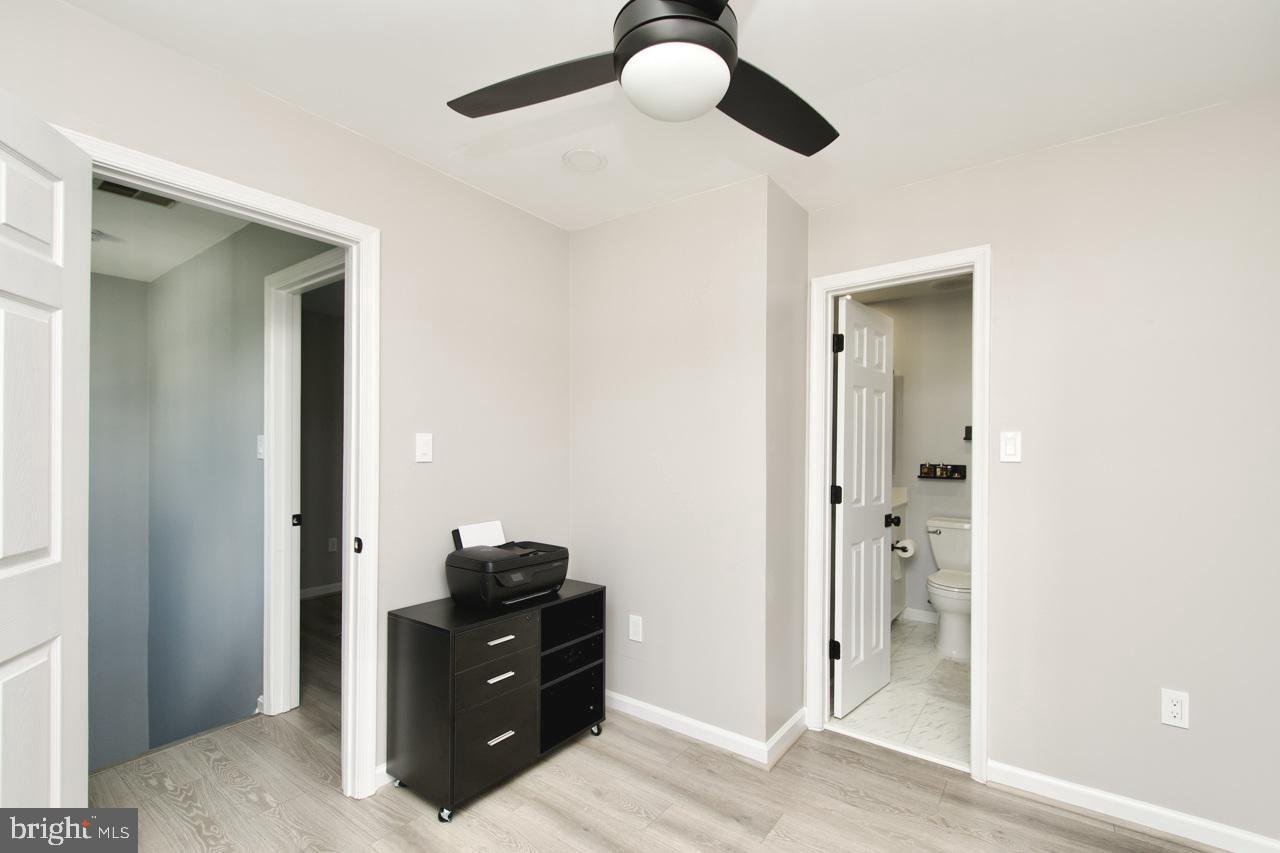 22908 Regent Terrace Sterling, VA 20166 - Photo 25 of 31 a living room with furniture