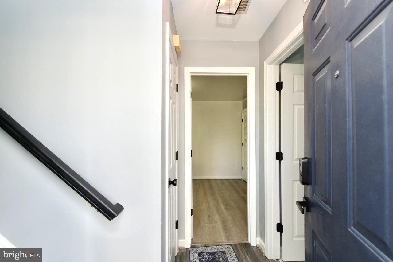 22908 Regent Terrace Sterling, VA 20166 - Photo 3 of 31