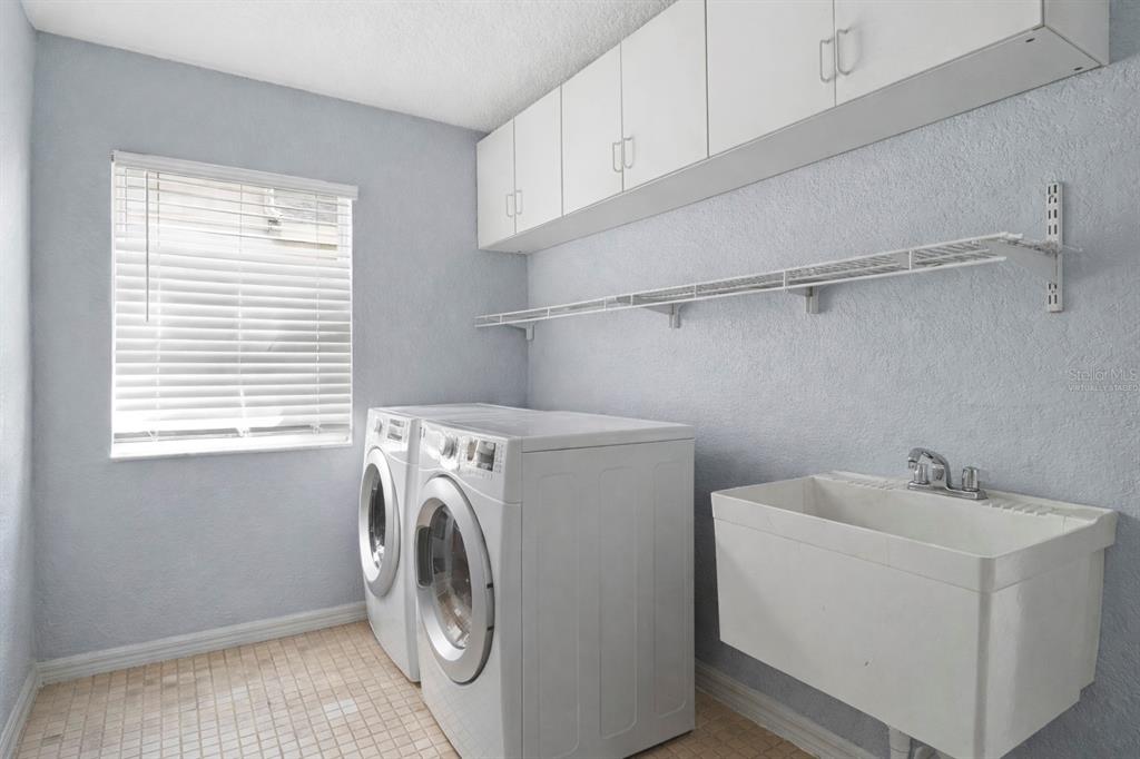 2264 Stone Cross Circle Orlando, FL 32828 - Photo 14 of 45 a utility room with dryer and washer