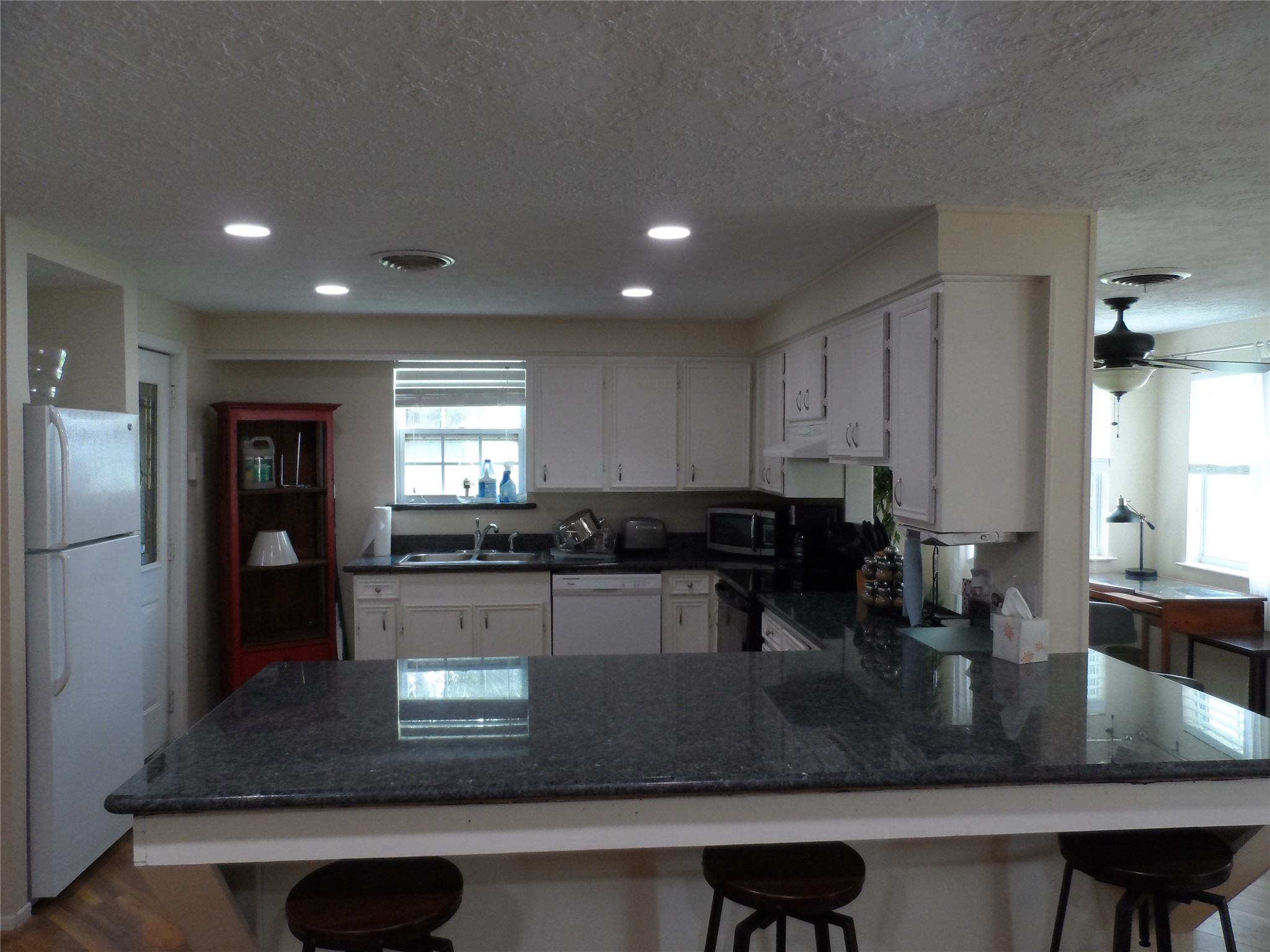 13545 Northshore Loop Conroe, TX 77304 - Photo 12 of 44 Breakfast bar