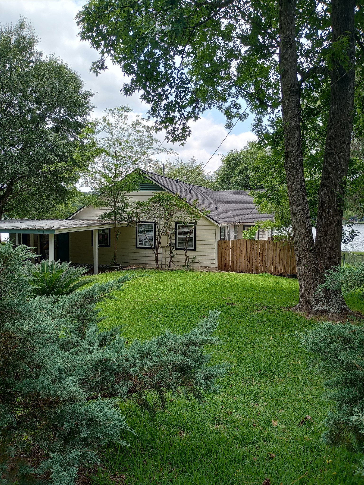 13545 Northshore Loop Conroe, TX 77304 - Photo 6 of 44 a front view of house with a garden