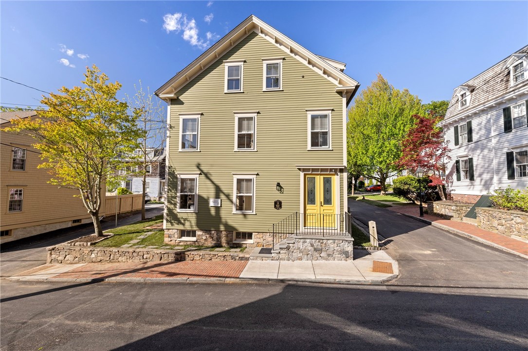18 Barney Street, Unit 2 Newport, RI 02840 - Photo 2 of 33