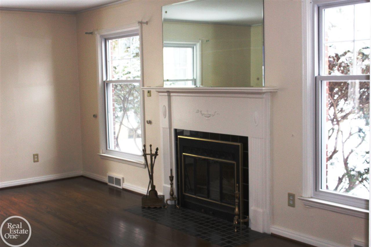 538 Barrington Road Grosse Pointe, MI 48230 - Photo 7 of 18 31311673-6.JPG