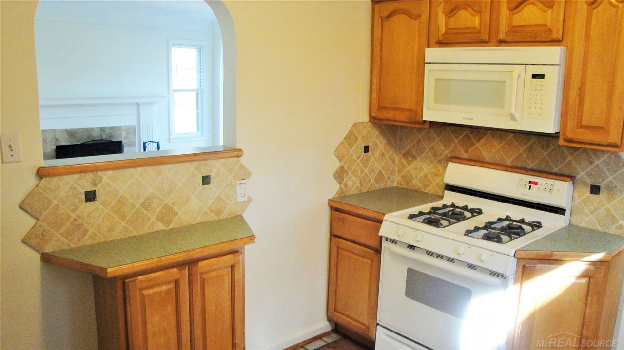 1569 Roslyn Road Grosse Pointe, MI 48236 - Photo 15 of 30 31332490-14.JPG