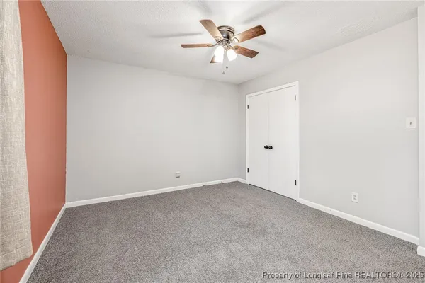 a view of empty room with a ceiling fan