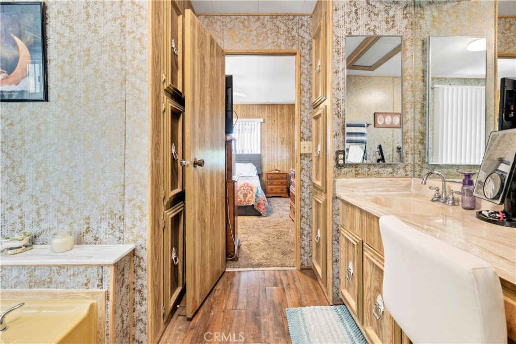 2230 Lake Park Drive, Unit 170 San Jacinto, CA 92583 - Photo 27 of 40 a en suite bathroom with a sink and a mirror