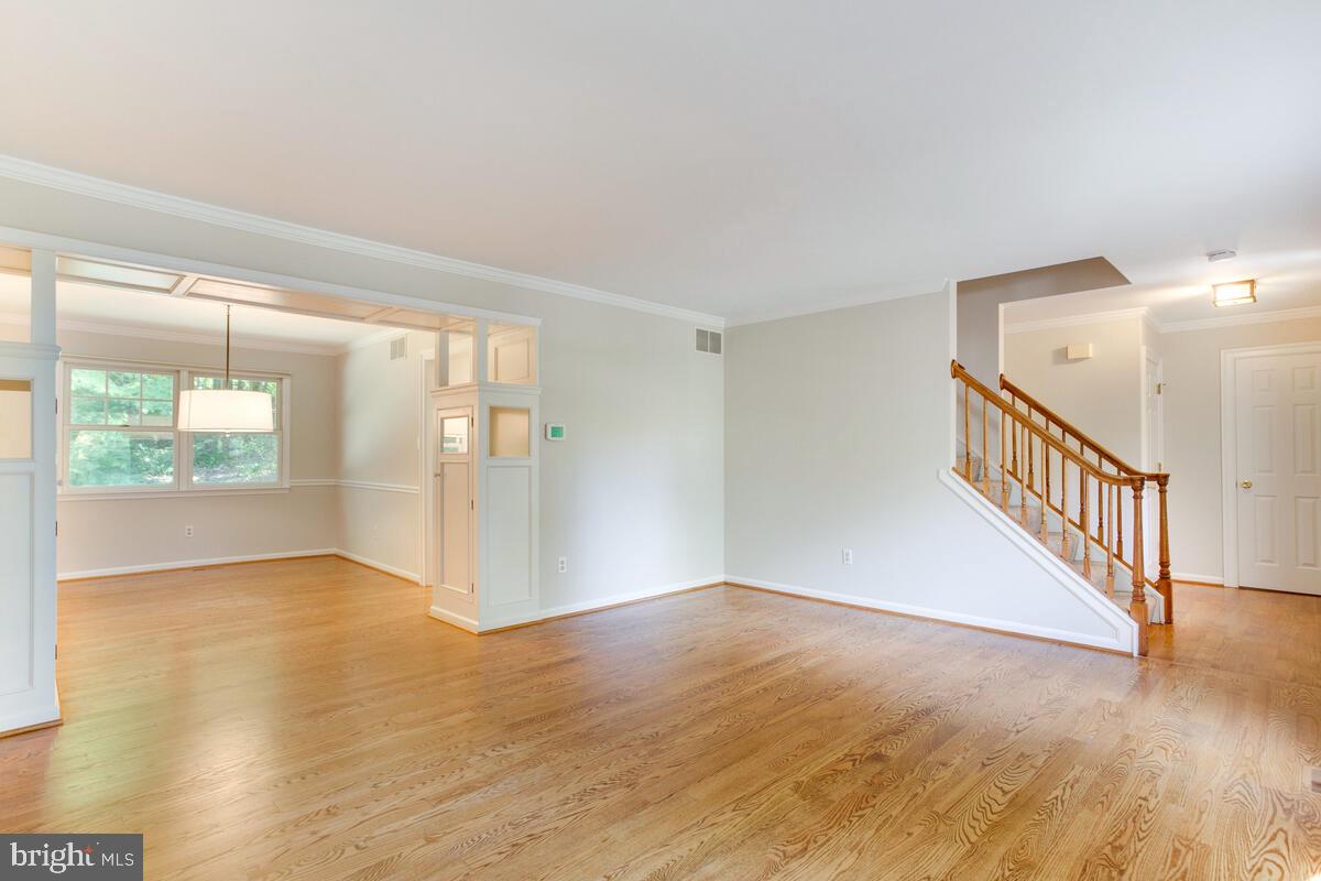 256 Pendleton Court Arnold, MD 21012 - Photo 2 of 37 Living Room
