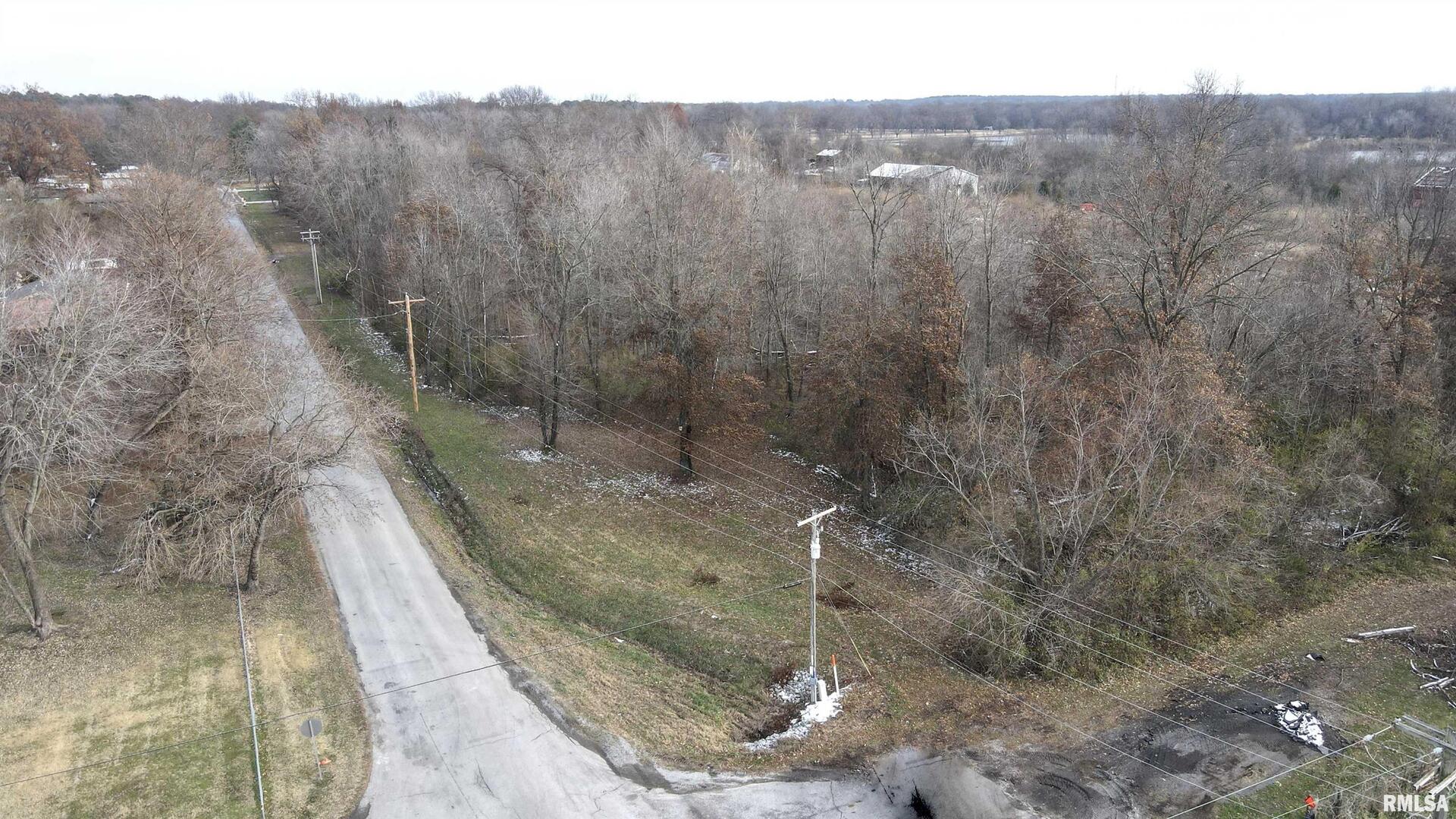 10200 Country Club Road West Frankfort, IL 62896 - Photo 3 of 4 a view of a dry yard