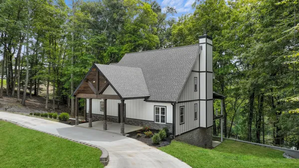 a view of a house with backyard and garden