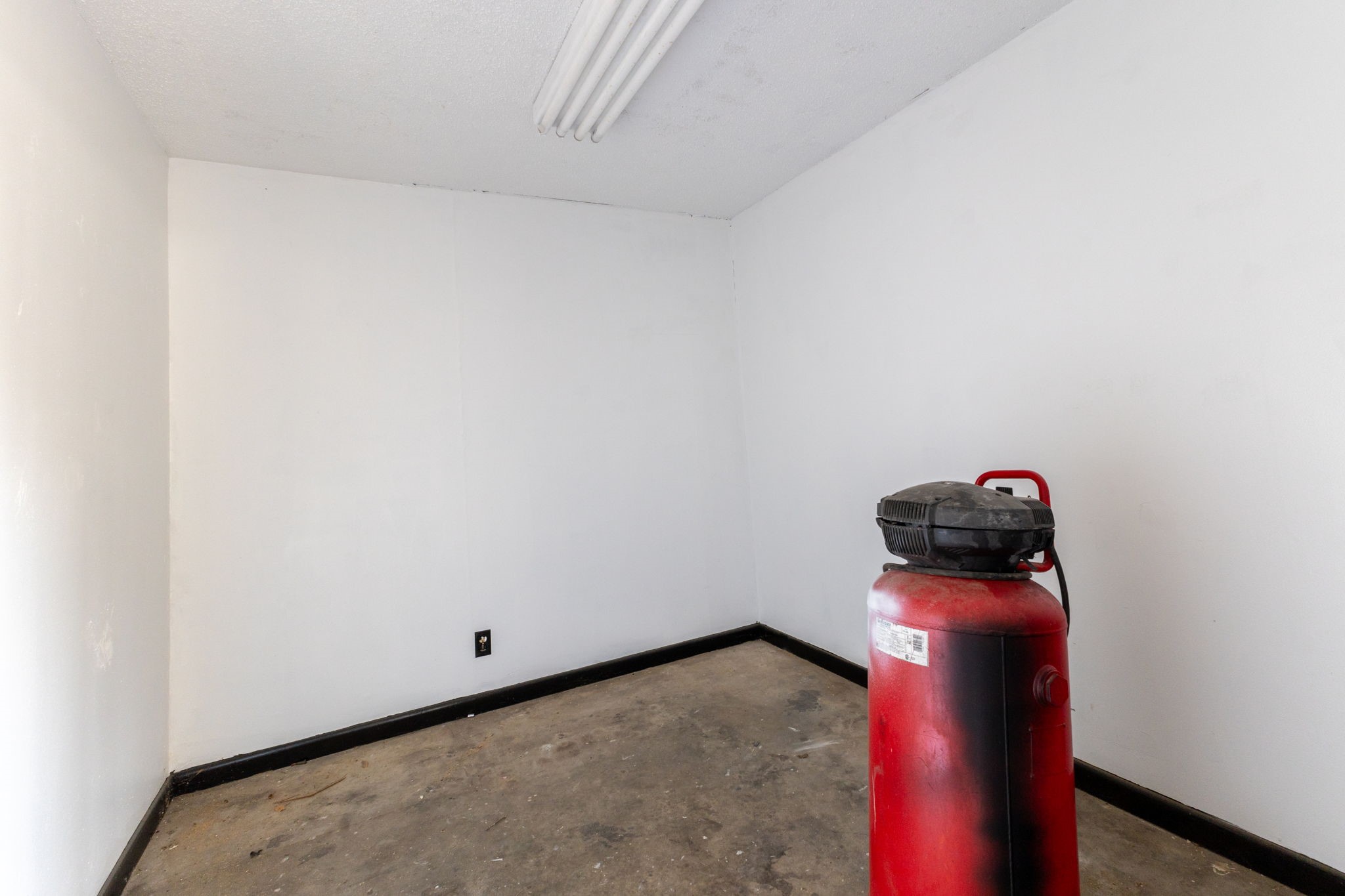 202 Kallus Street Schulenburg, TX 78956 - Photo 32 of 36 a view of a small space