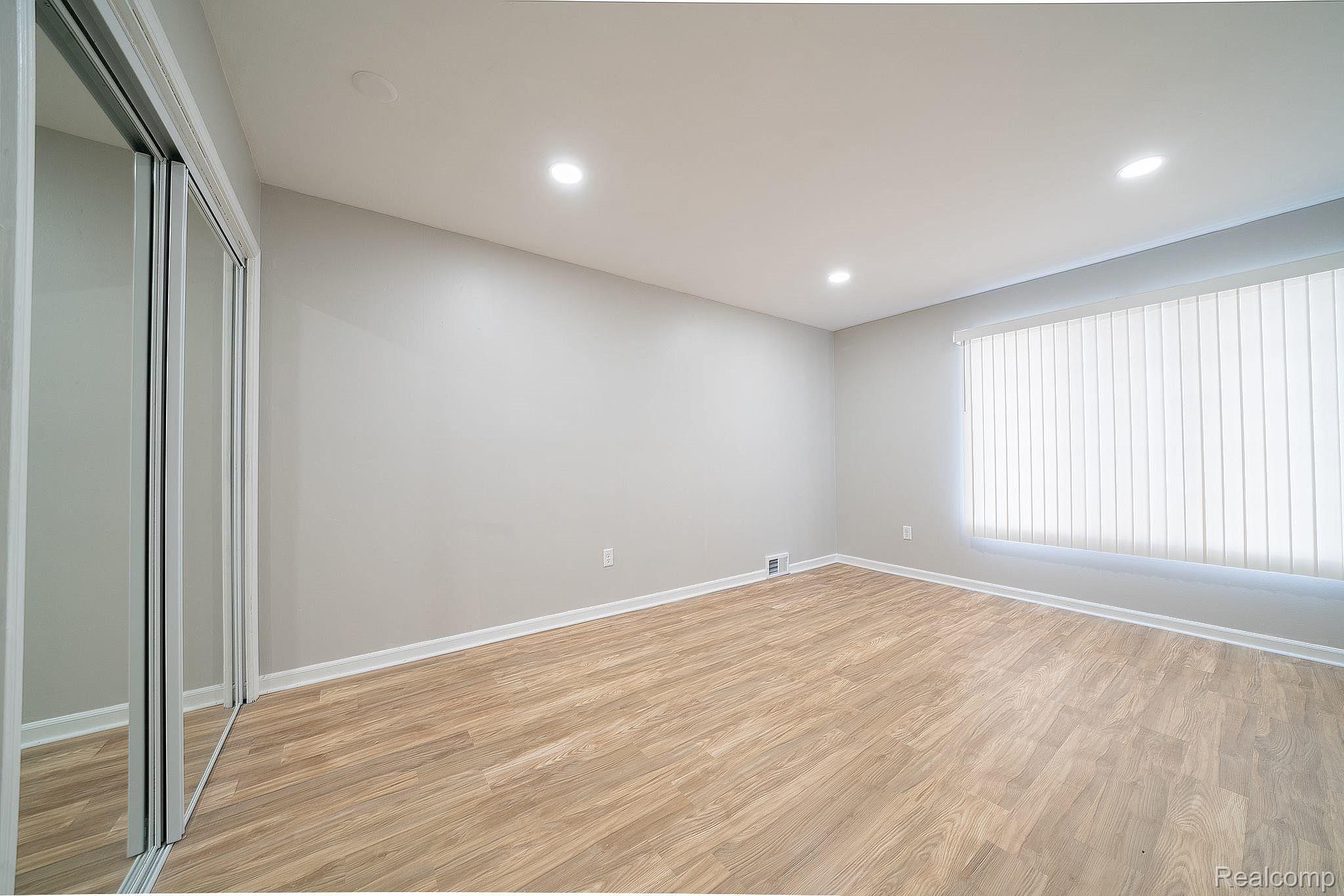 29133 Evergreen Road, Unit 7 Southfield, MI 48076 - Photo 4 of 15 Gallery Image 4