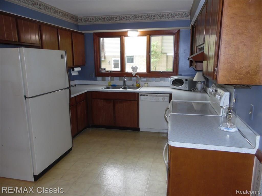 23719 Gill Road Farmington, MI 48335 - Photo 4 of 17 SAM_0708.JPG