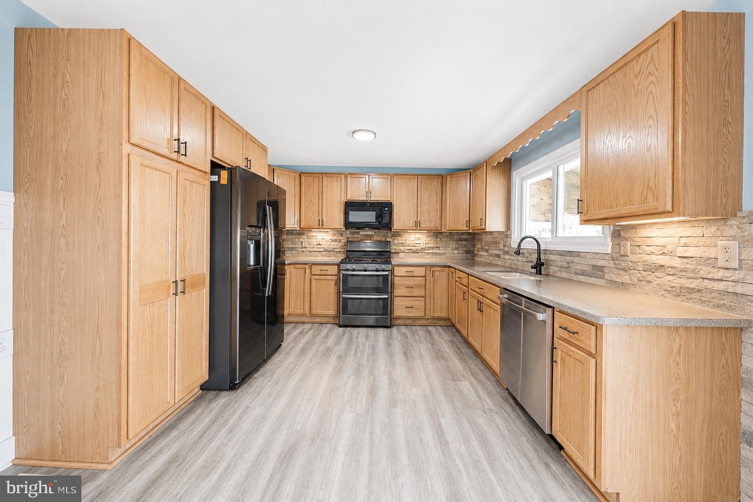 816 Lancing Road West Deptford, NJ 08096 - Photo 5 of 24 Kitchen appliances included