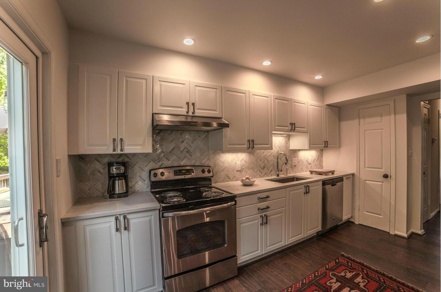 5724 Ridge View Drive Alexandria, VA 22310 - Photo 4 of 25 Kitchen
