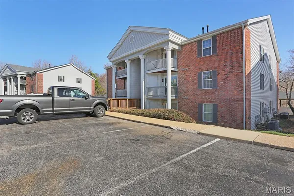 $159,900 | 7507 Triwoods Drive, Unit H, Shrewsbury, MO 63119