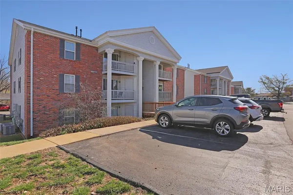 $159,900 | 7507 Triwoods Drive, Unit H, Shrewsbury, MO 63119