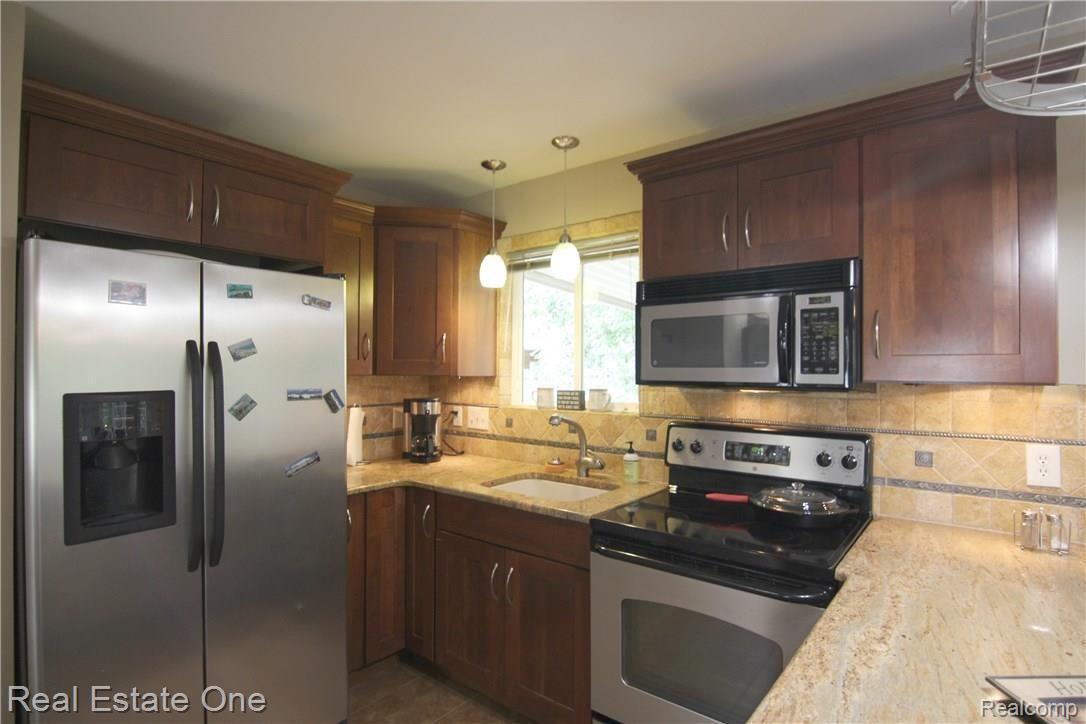 3585 Center Road Highland, MI 48357 - Photo 9 of 24 jCenter Rd Kitchen 2.jpg