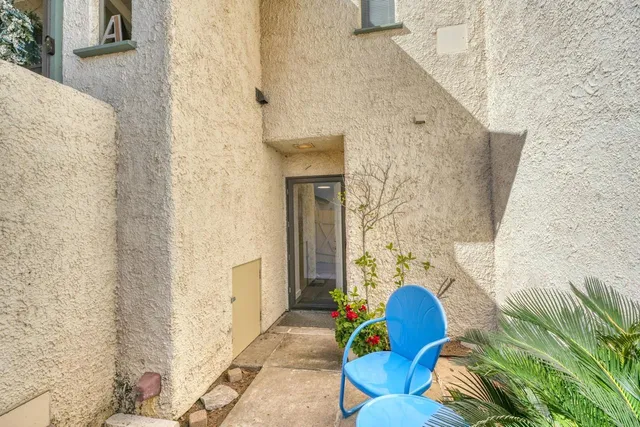 a view of entryway with patio